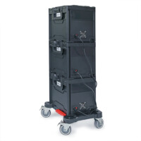 3 Boxen gestapelt auf Wagen mit Rollen